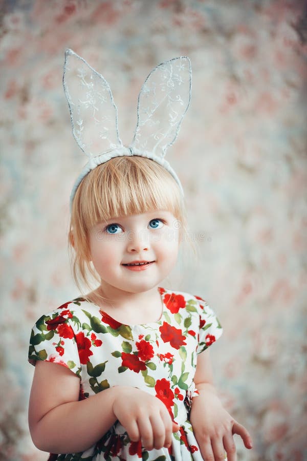 Ritratto di divertimento di una bambina sveglia con le orecchie del coniglietto fotografia stock libera da diritti Ritratto di divertimento di una bambina sveglia con le orecchie del coniglietto fotografia stock libera da diritti