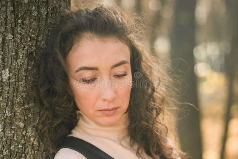 Ritratto di donna che cammina nel parco autunnale felice umore e moda stile moda e capelli marroni lunghi e ricci spazio. caduta immagini stock