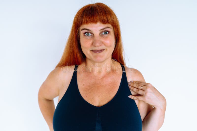 Ritratto di donna con i capelli rossi e con la capocchia curvata in alto fotografia stock