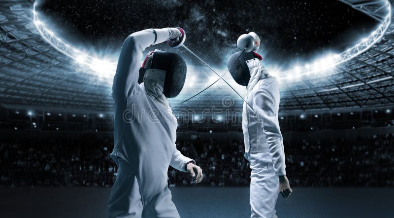 Ritratto di due schermidori sullo sfondo di un'arena sportiva. il concetto di scherma. duello