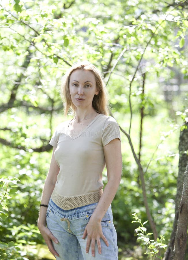 Ritratto di estate di giovane donna attraente fotografia stock libera da diritti Ritratto di estate di giovane donna attraente fotografia stock libera da diritti