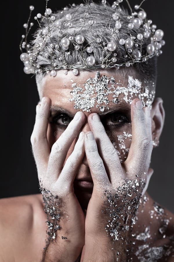 Ritratto di fantasia dell'uomo E Re della notte fotografia stock libera da diritti Ritratto di fantasia dell'uomo E Re della notte fotografia stock libera da diritti