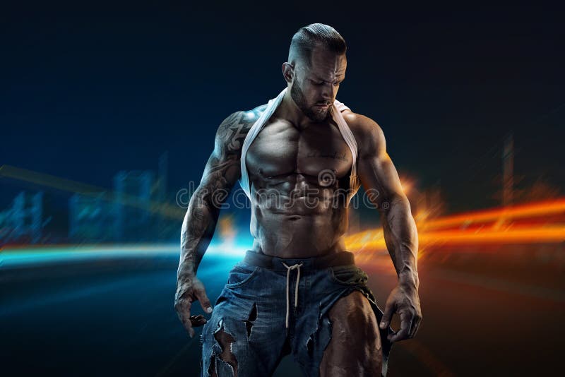 Ritratto di forte uomo atletico di forma fisica che mostra i grandi muscoli immagine stock libera da diritti Ritratto di forte uomo atletico di forma fisica che mostra i grandi muscoli immagine stock libera da diritti