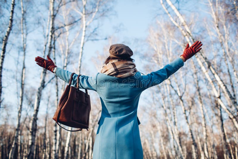 Ritratto di giovane bella donna in cappotto di autunno del blye Foto di modo immagini stock libere da diritti Ritratto di giovane bella donna in cappotto di autunno del blye Foto di modo immagini stock libere da diritti