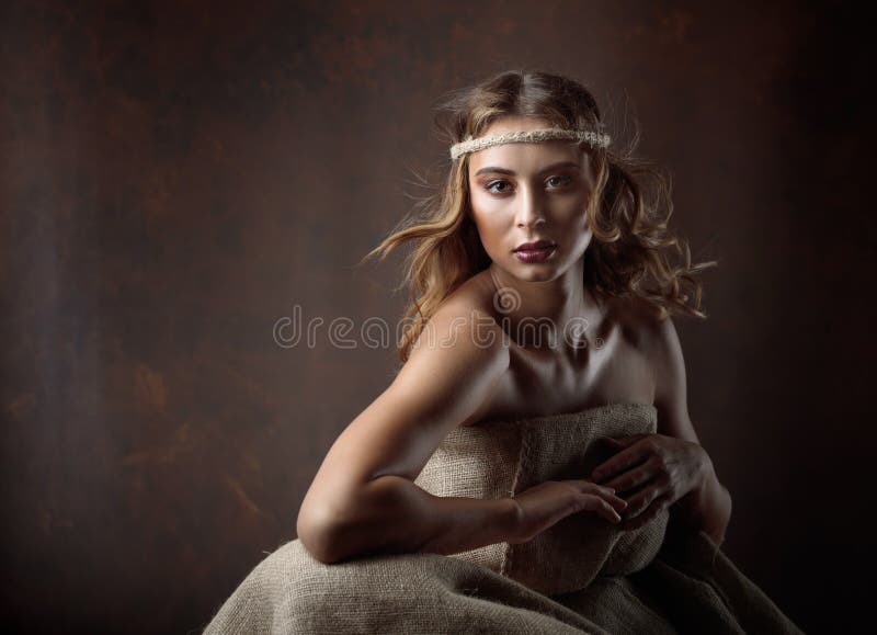 Ritratto di giovane bella donna con capelli ricci ed il mA perfetto immagine stock Ritratto di giovane bella donna con capelli ricci ed il mA perfetto immagine stock