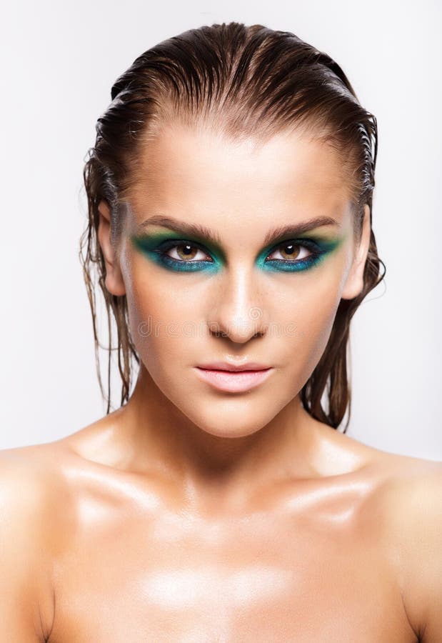Ritratto di giovane bella donna con trucco brillante bagnato verde fotografie stock Ritratto di giovane bella donna con trucco brillante bagnato verde fotografie stock
