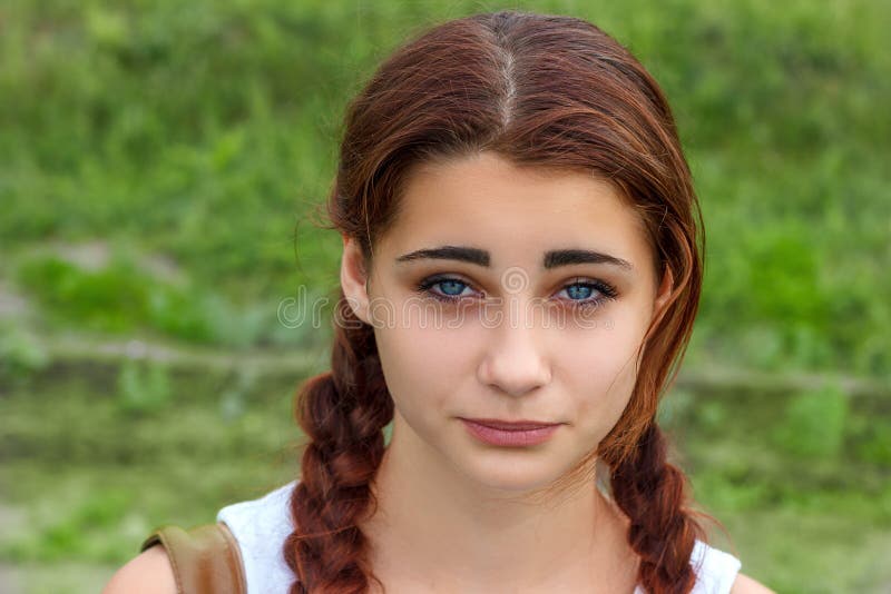 Ritratto di giovane bella donna con un fronte triste fotografie stock Ritratto di giovane bella donna con un fronte triste fotografie stock