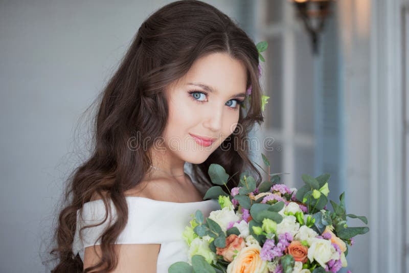 Ritratto di giovane bella donna della sposa in un vestito bianco fotografia stock libera da diritti