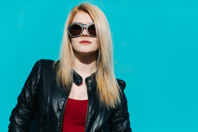 Ritratto di giovane bella ragazza bionda in occhiali da sole enormi sui precedenti del giorno di estate soleggiato della parete d immagini stock Ritratto di giovane bella ragazza bionda in occhiali da sole enormi sui precedenti del giorno di estate soleggiato della parete d immagini stock
