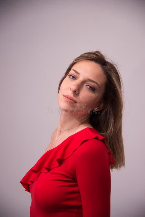 Ritratto di giovane bella ragazza bionda in studio su bianco fotografia stock libera da diritti Ritratto di giovane bella ragazza bionda in studio su bianco fotografia stock libera da diritti