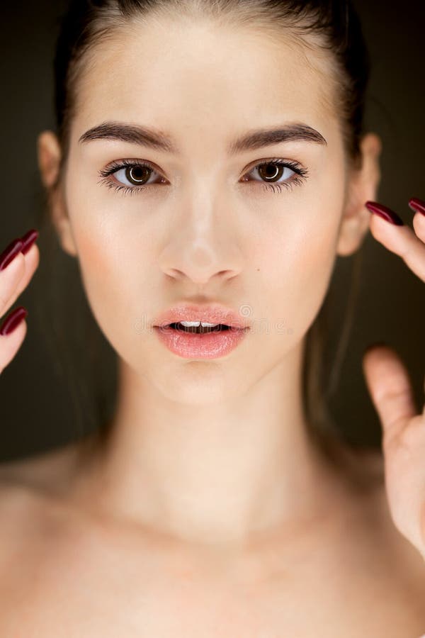 Ritratto di giovane bella ragazza castana con trucco naturale fotografie stock libere da diritti Ritratto di giovane bella ragazza castana con trucco naturale fotografie stock libere da diritti
