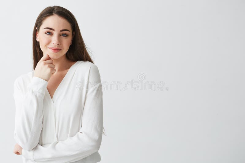 Ritratto di giovane bella signora di affari che esamina il fronte commovente sorridente della macchina fotografica sopra fondo bi fotografie stock libere da diritti Ritratto di giovane bella signora di affari che esamina il fronte commovente sorridente della macchina fotografica sopra fondo bi fotografie stock libere da diritti