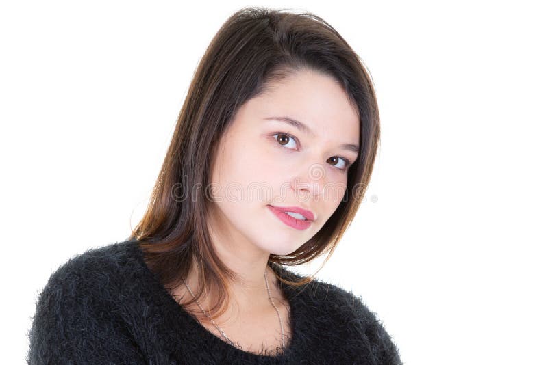 Ritratto di giovane donna adorabile con capelli scuri che posano con il sorriso gentile isolata sopra fondo bianco immagini stock Ritratto di giovane donna adorabile con capelli scuri che posano con il sorriso gentile isolata sopra fondo bianco immagini stock