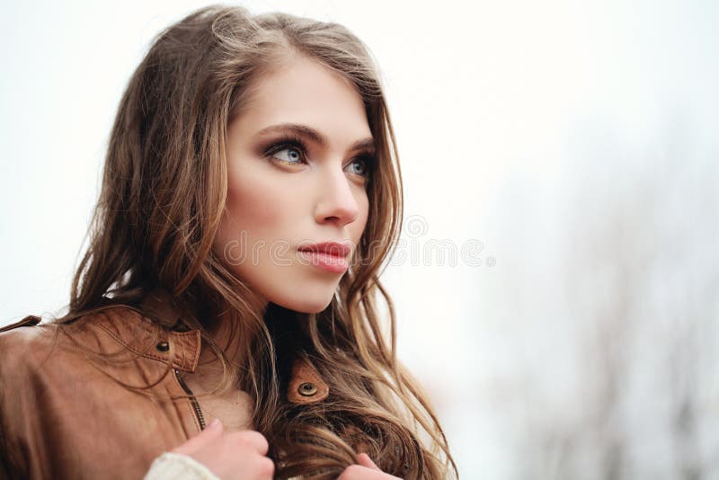 Ritratto di giovane donna all'aperto Face di modello perfetto immagini stock libere da diritti Ritratto di giovane donna all'aperto Face di modello perfetto immagini stock libere da diritti