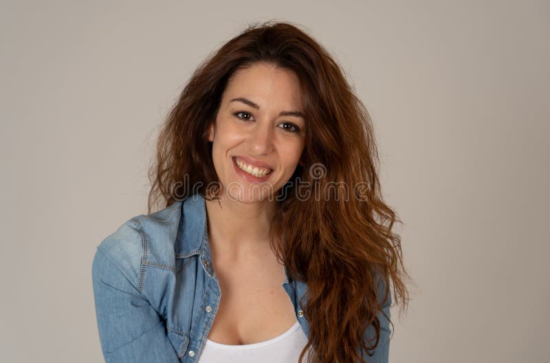 Ritratto di giovane donna attraente con il fronte sorridente ed i bei capelli lunghi ricci rossi Cura di bellezza fotografia stock Ritratto di giovane donna attraente con il fronte sorridente ed i bei capelli lunghi ricci rossi Cura di bellezza fotografia stock