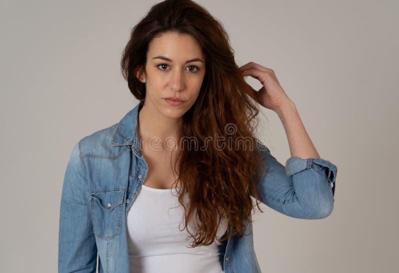 Ritratto di giovane donna attraente con il fronte sorridente ed i bei capelli lunghi ricci rossi Cura di bellezza immagini stock libere da diritti Ritratto di giovane donna attraente con il fronte sorridente ed i bei capelli lunghi ricci rossi Cura di bellezza immagini stock libere da diritti