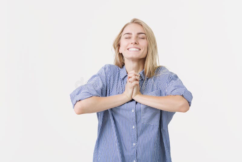 Ritratto di giovane donna bionda allegra che porta camicia blu contro il fondo bianco fotografia stock Ritratto di giovane donna bionda allegra che porta camicia blu contro il fondo bianco fotografia stock