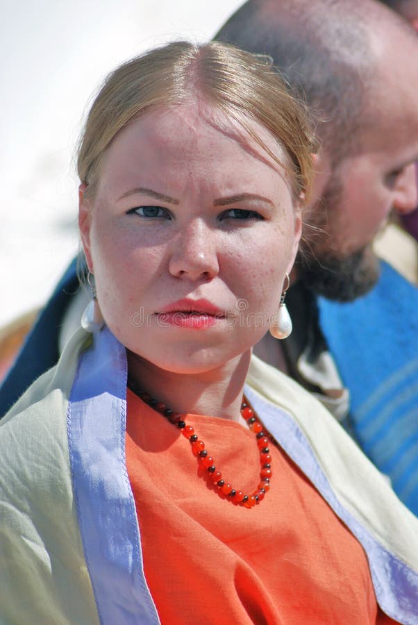 Ritratto di giovane donna bionda in vestito bianco fotografia stock