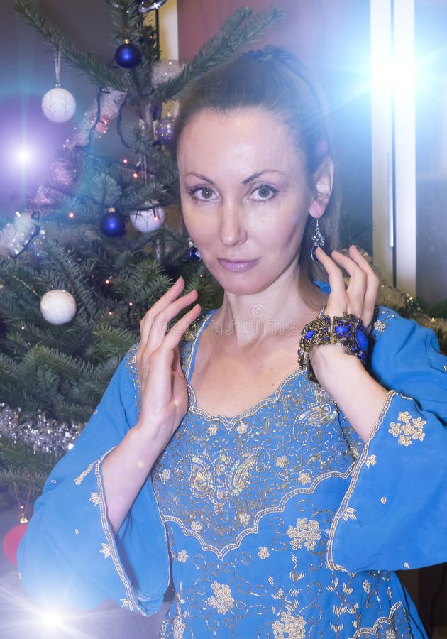 Ritratto di giovane donna felice contro un albero del ` s del nuovo anno fotografie stock libere da diritti Ritratto di giovane donna felice contro un albero del ` s del nuovo anno fotografie stock libere da diritti