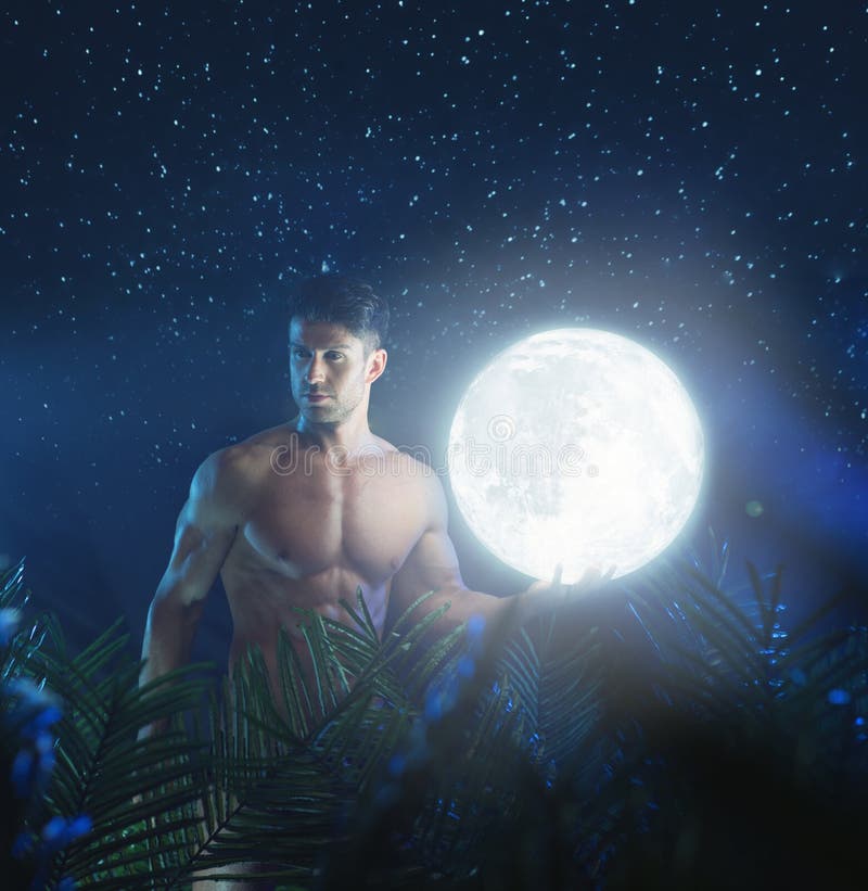 Ritratto di giovane modello nudo nella giungla di notte