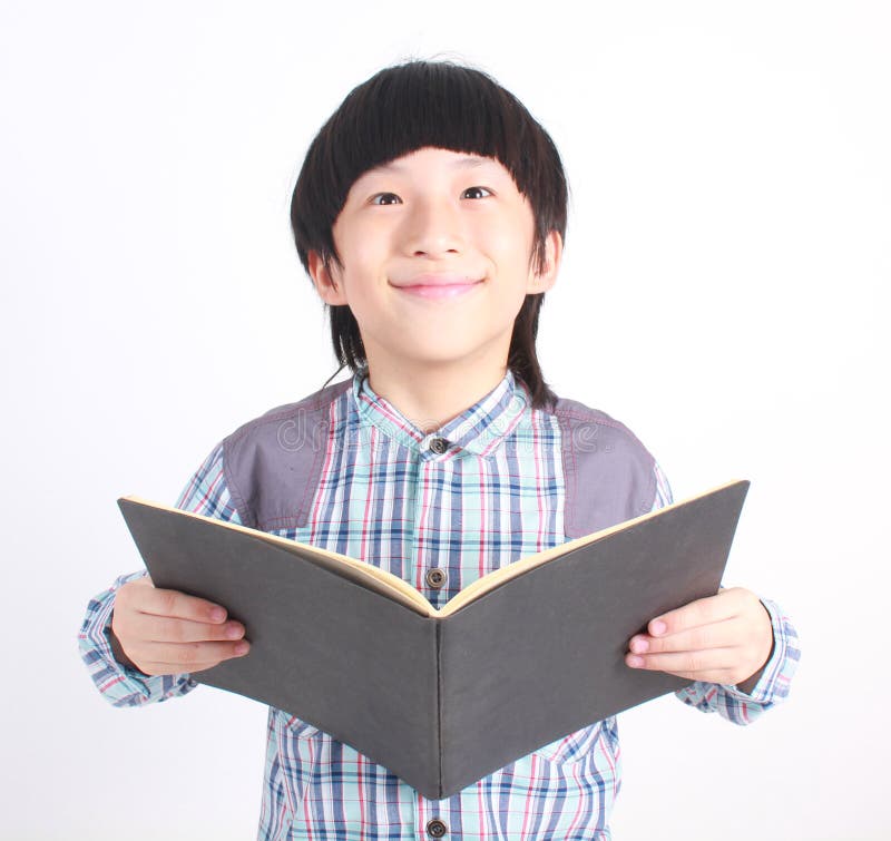 Ritratto di giovane ragazzo felice con il libro fotografia stock libera da diritti Ritratto di giovane ragazzo felice con il libro fotografia stock libera da diritti