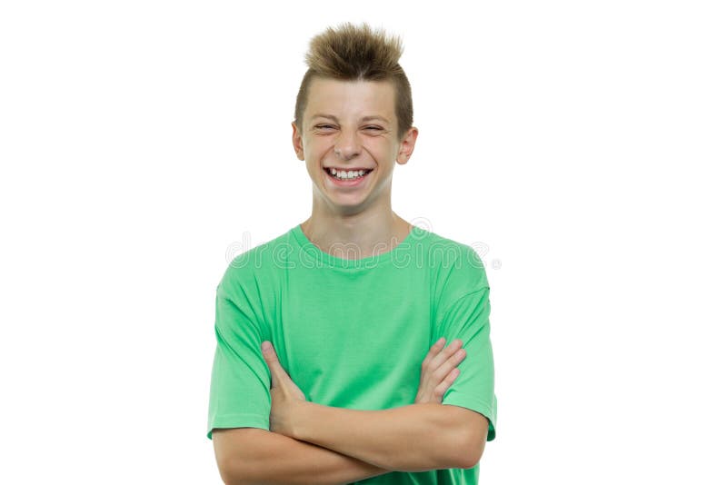 Ritratto di giovane ragazzo sorridente felice 14, 15 anni dell'adolescente con le armi attraversate, fondo bianco isolato fotografie stock libere da diritti Ritratto di giovane ragazzo sorridente felice 14, 15 anni dell'adolescente con le armi attraversate, fondo bianco isolato fotografie stock libere da diritti