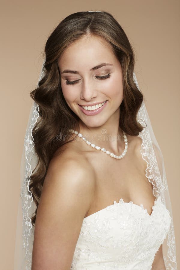 Ritratto di giovane sposa immagine stock libera da diritti Ritratto di giovane sposa immagine stock libera da diritti