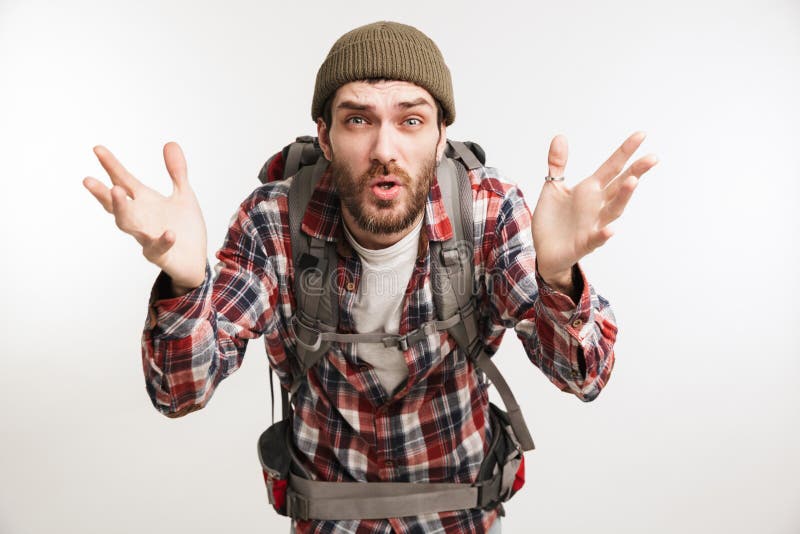 Ritratto di giovane turista barbuto dell'uomo in camicia di plaid fotografie stock libere da diritti Ritratto di giovane turista barbuto dell'uomo in camicia di plaid fotografie stock libere da diritti