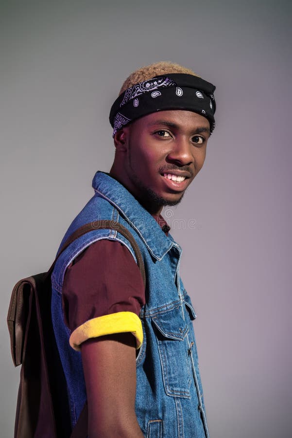 ritratto di giovane uomo afroamericano bello con lo zaino di cuoio che sorride alla macchina fotografica immagine stock libera da diritti ritratto di giovane uomo afroamericano bello con lo zaino di cuoio che sorride alla macchina fotografica immagine stock libera da diritti