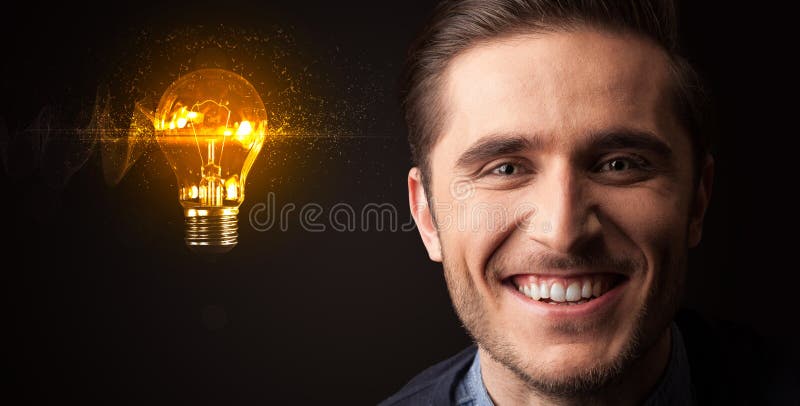 Ritratto di giovane uomo d'affari su fondo scuro immagini stock Ritratto di giovane uomo d'affari su fondo scuro immagini stock