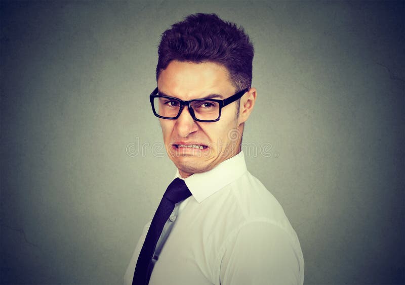 Ritratto di giovane uomo disgustato di affari che esamina macchina fotografica immagine stock Ritratto di giovane uomo disgustato di affari che esamina macchina fotografica immagine stock