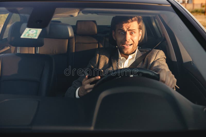 Ritratto di giovane uomo spaventato di affari fotografia stock libera da diritti Ritratto di giovane uomo spaventato di affari fotografia stock libera da diritti