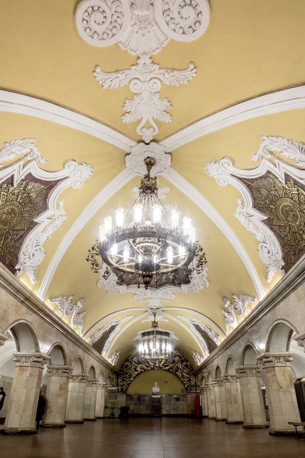 Ritratto di grande candeliere nella bella stazione della metropolitana a Mosca immagine stock libera da diritti Ritratto di grande candeliere nella bella stazione della metropolitana a Mosca immagine stock libera da diritti