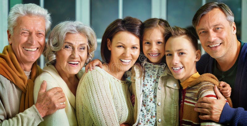 Ritratto di grande famiglia fotografia stock libera da diritti Ritratto di grande famiglia fotografia stock libera da diritti