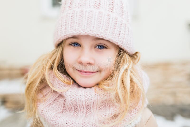 Ritratto di inverno della ragazza del bambino di sorriso in cappello e sciarpa fotografie stock