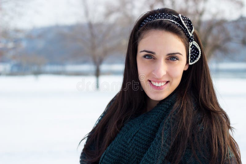Ritratto invernale di una bellissima ragazza fotografia stock libera da diritti