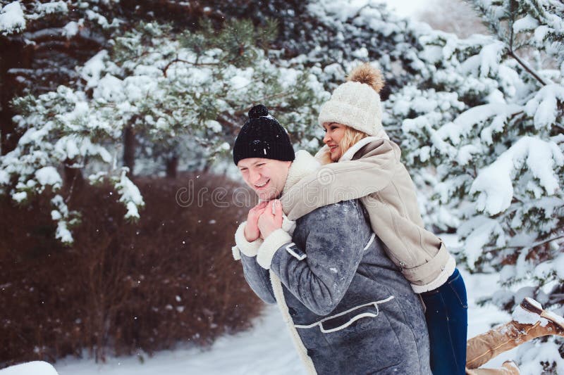Ritratto di inverno di stile di vita delle coppie romantiche che camminano e che si divertono immagine stock libera da diritti Ritratto di inverno di stile di vita delle coppie romantiche che camminano e che si divertono immagine stock libera da diritti