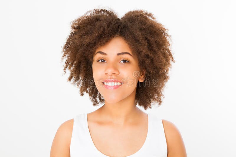 Ritratto di macro fronte di trucco della giovane donna afroamericana isolato su fondo bianco Acconciatura riccia di afro Copi lo immagine stock Ritratto di macro fronte di trucco della giovane donna afroamericana isolato su fondo bianco Acconciatura riccia di afro Copi lo immagine stock