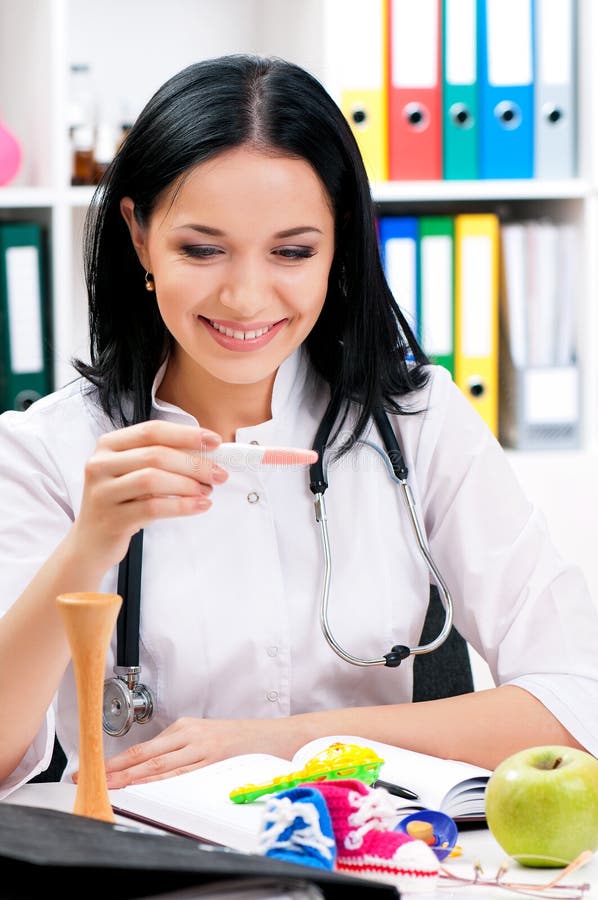 Ritratto di medico femminile immagini stock libere da diritti Ritratto di medico femminile immagini stock libere da diritti