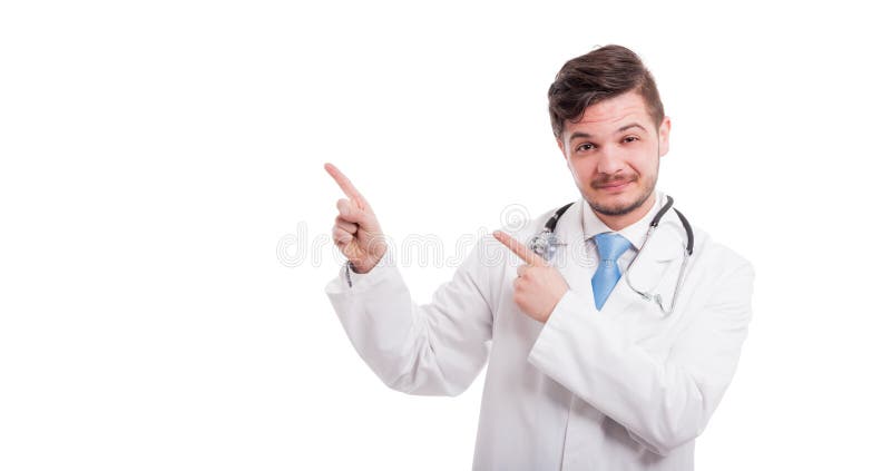 Ritratto di medico maschio felice che indica al copyspace immagini stock Ritratto di medico maschio felice che indica al copyspace immagini stock