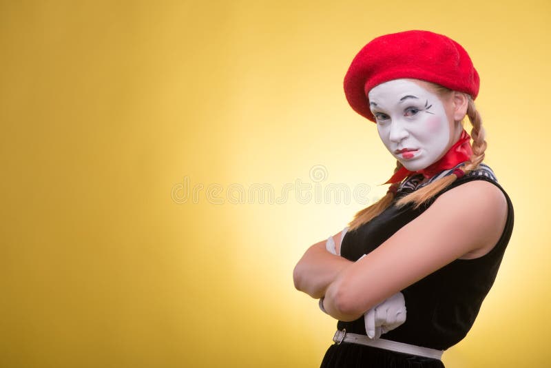 Ritratto di mimo femminile isolato su giallo immagini stock libere da diritti Ritratto di mimo femminile isolato su giallo immagini stock libere da diritti