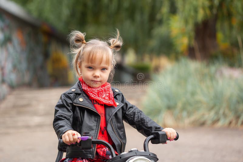 Ritratto di moda sorriso carino ragazza bambina che si diverte all'aperto fotografie stock libere da diritti