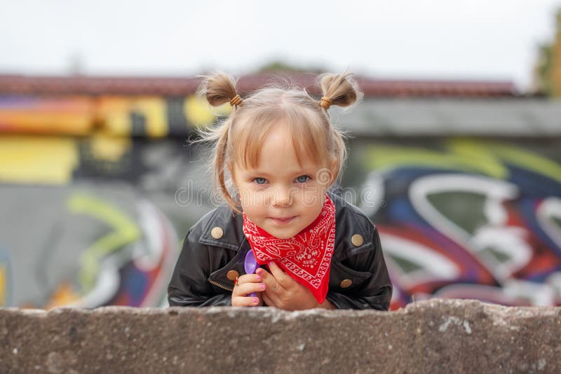 Ritratto di moda sorriso carino ragazza bambina che si diverte all'aperto fotografia stock