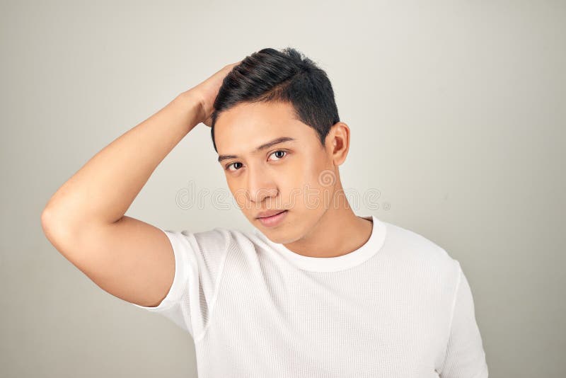 Ritratto di moda di un bell'uomo L'uomo passa una mano tra i capelli immagini stock Ritratto di moda di un bell'uomo L'uomo passa una mano tra i capelli immagini stock