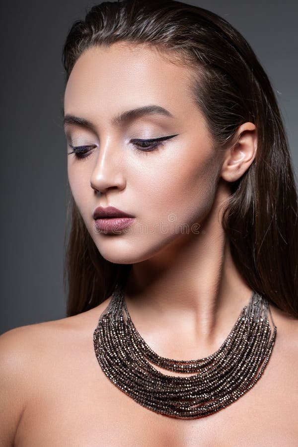 Ritratto di modo di bellezza di giovane bella ragazza che posa nello studio Fronte uguagliante luminoso del primo piano di trucco fotografie stock Ritratto di modo di bellezza di giovane bella ragazza che posa nello studio Fronte uguagliante luminoso del primo piano di trucco fotografie stock