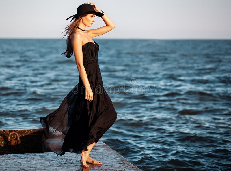 Ritratto di modo di bella donna elegante in vestito di seta lungo fotografia stock Ritratto di modo di bella donna elegante in vestito di seta lungo fotografia stock