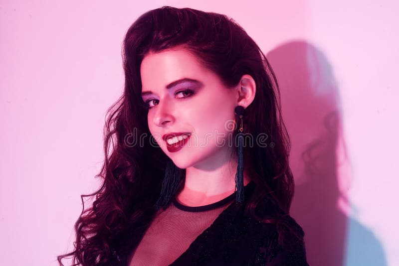 Ritratto di modo di giovane ragazza elegante Fondo colorato, colpo dello studio Bella donna del Brunette ragazza dei pantaloni a fotografia stock libera da diritti Ritratto di modo di giovane ragazza elegante Fondo colorato, colpo dello studio Bella donna del Brunette ragazza dei pantaloni a fotografia stock libera da diritti