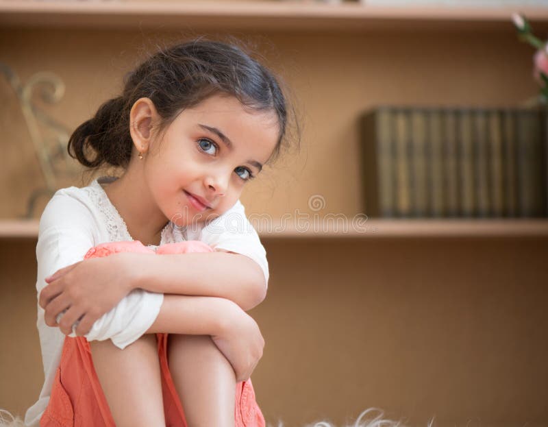 Ritratto di piccola ragazza ispanica sveglia fotografie stock libere da diritti