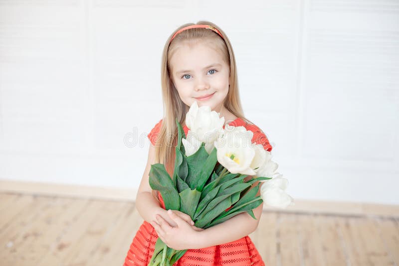 Ritratto di piccolo bambino sorridente della ragazza in vestito variopinto fotografia stock libera da diritti Ritratto di piccolo bambino sorridente della ragazza in vestito variopinto fotografia stock libera da diritti