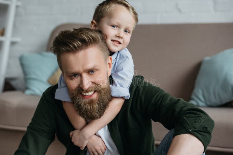 ritratto di piccolo figlio che abbraccia padre barbuto sorridente fotografie stock ritratto di piccolo figlio che abbraccia padre barbuto sorridente fotografie stock